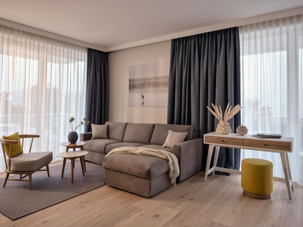 The Breeze Aparthotel Heringsdorf  Luaran gambar A living room with curtains