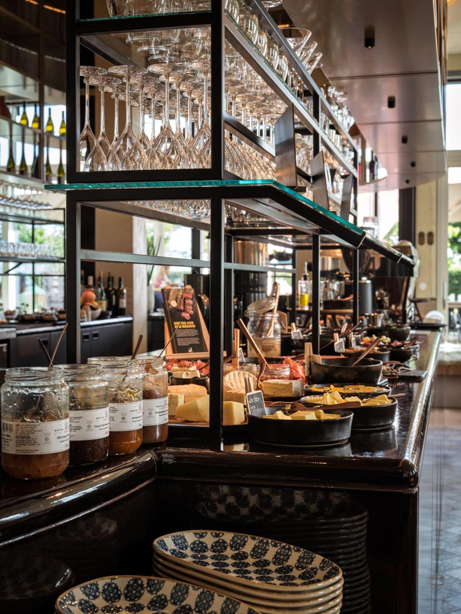 The Breeze Aparthotel Heringsdorf  Luaran gambar A cheese counter at a restaurant