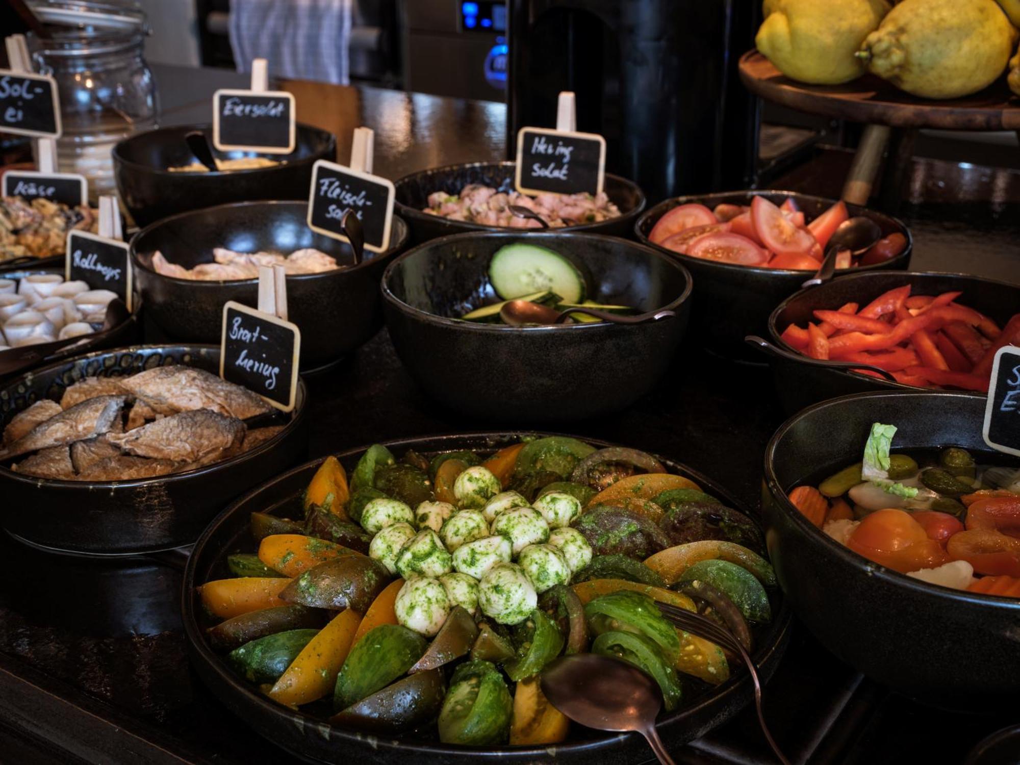 The Breeze Aparthotel Heringsdorf  Luaran gambar A salad bar